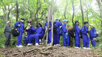 下有知中学校1年生は野外学習として山王山への登山を行いました