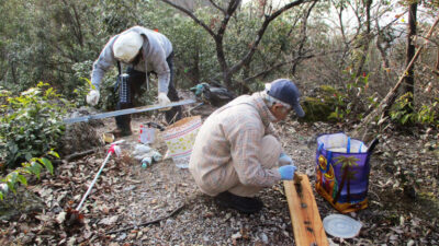 山王山のコース案内看板の防腐剤塗を行いました