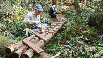 山王山の丸太橋にすべり止めの板を取り付けました