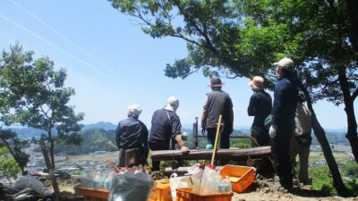 第三段階　山王山に銘板設置作業を１４名で行いました　