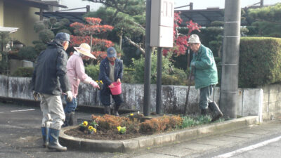 南修徳会の会員が花壇の花植えをしました