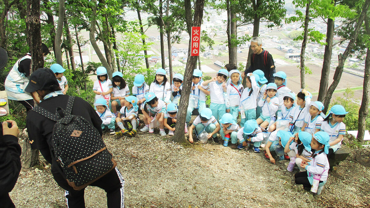 下有知保育園ぞう組３３名が山王山登山