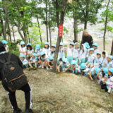 下有知保育園ぞう組３３名が山王山登山