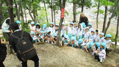 下有知保育園ぞう組３３名が山王山登山