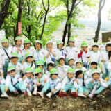 下有知保育園のぞう組（年長）３３名が山王山登山をしました