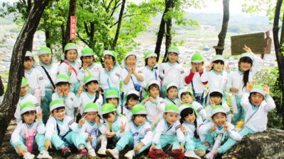 下有知保育園のぞう組（年長）３３名が山王山登山をしました