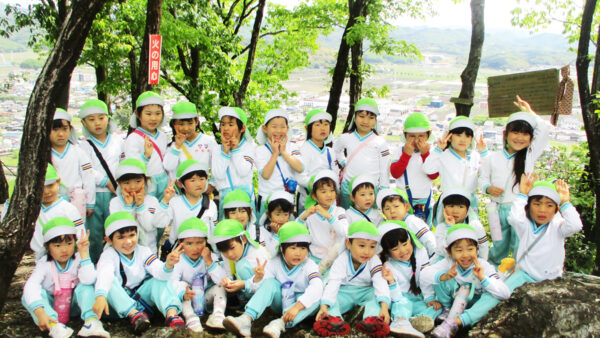 下有知保育園のぞう組（年長）３３名が山王山登山をしました
